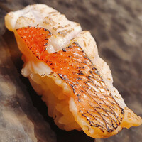 池袋 寿司 個室 空 - 銚子の金目鯛。漬けて皮目を炙ります