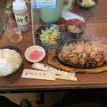 Suteki No Shima - サービスランチ。生姜焼きと唐揚げ。ご飯も十分。