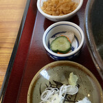 Teuchi Soba Katou - おろしそばについてくる小皿３つ。天かす、漬物、わさびとネギとおろし。写真写ってなくてすみません。