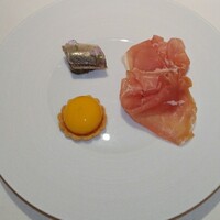 フランス料理 壺中天 - アミューズブーシュ
                    ペルシュウ、イワシマリネ、ニンジンスープ