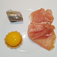 フランス料理 壺中天 - アミューズブーシュ
                      ペルシュウ、イワシマリネ、ニンジンスープ