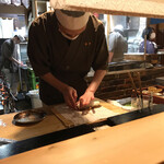 旬味 泰平 - 穴子ずし、作ってます。