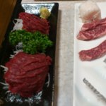 炭火焼肉 丸三 - 馬刺しと結構食べちゃったハラミ