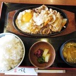 和食や 吉べえ - 豚肉鉄板焼き定食(ライス大盛)￥８５０