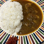 カレーハウス じゃんご - ババーンと勢いのある皿
            カレーは自然な優しい味わい