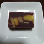 とらや  - 栗蒸羊羹✨6等分(約2センチ幅)に切って頂きました✨新栗の存在感が大きい蒸し羊羹、上品で美味しいです。