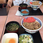 吉野家 - 並盛り あたまの大盛りにＢセットたまごとは、牛丼並盛り、牛肉増量、お新香、味噌汁、＋生たまごです。