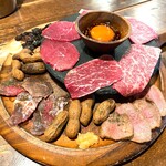 鉄板肉酒場 LOVE&29 - 肉屋の食べ比べ6種盛り