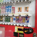 焼肉専門 田中精肉店 - 隣りにチップスターとコアラのマーチが入った自販機がある．