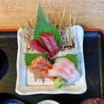 Yukari - 刺身の盛り合わせ定食（3種） ¥990 の刺身の盛り合わせ