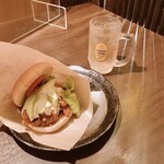 CRISPY CHICKEN n' TOMATO - 料理写真:甘辛！ヤンニョムチキンバーガー/ジンジャエール