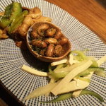 黒猫夜 - お通し。揚げピーナッツがやみつき。