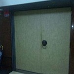 黒猫夜 - 倉庫ような怪しい入り口