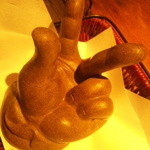 黒猫夜 - 怪しい手の置物（笑）