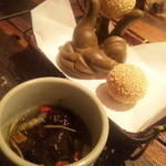 黒猫夜 - お茶と胡麻団子