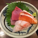 金町製麺 - 刺身盛り合わせ（サーモン、真鯛など）