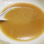 横浜ラーメン厨房 うえむらや - 豚骨醤油スープ