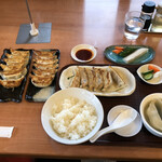 宇都宮餃子 さつき  - スペシャル餃子定食(焼:下野、スープ:さつき)、漬物、青しそ餃子、ゆず餃子