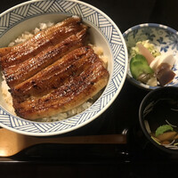うなぎ割烹 大江戸 - 中入れ丼４６２０円。照明の関係でしょうか、我ながら惚れ惚れする写真の仕上がりです(^｡^)。丼ならではの熱々ハフハフの醍醐味がなく、残念でした。。。
