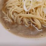 中華そば屋 伊藤 - スープ表面に煮干し粉が浮遊！