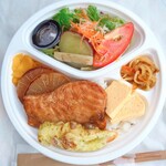 カフェ GEN - おかずをご飯にのせる、のり弁＆鮭弁方式(^^)