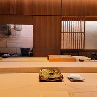 鮨　いの - カウンター席はゆったり、広いです