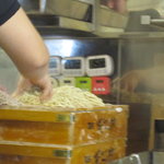 麺や 七彩 - 麺を揉んでます！