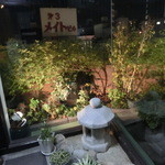 入り口前のお庭