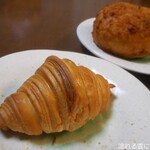 小麦庵 - クロワッサン＆牛肉ゴロゴロカレーパン