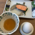 加賀屋 - 朝食　笹カレイ、鮭、玉子