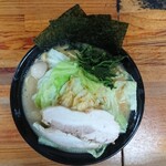 横浜ラーメン 湘家 - ラーメン(醤油・中:麺硬め・濃さ普通・油普通)＋キャベツ