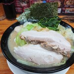 横浜ラーメン 湘家 - ラーメン(醤油・中:麺硬め・濃さ普通・油普通)＋キャベツ