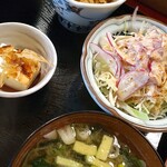 Maru Ni Umebachi - 切り干し大根、冷奴、サラダ、味噌汁