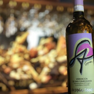 正統派から自然派ワインまで、豊富なワインでお出迎え。