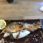 寿恵広食堂 - 手前が子。奥は骨から外した身。