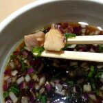 らぁ麺すみ田 - 麺の上だけでなく、つけ汁にもこんな可愛いチャーシュー入り