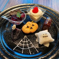 ポム・ダダン - ハロウィンアフタヌーンティー上段のSWEETS