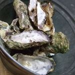 力 - 食べ終わった殻をバケツに捨てていきます。