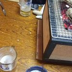 力 - バチバチ机に牡蠣の殻が飛びます！