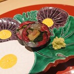 肉屋 雪月花 NAGOYA - 神戸牛腿昆布締め＆天然鮃昆布締、自家製ガリ、茗荷酢漬、浅葱の海苔巻