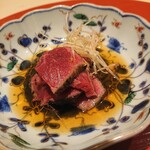 肉屋 雪月花 NAGOYA - 神戸牛イチボ 昆布2時間当て&塩振り 炭直焼たたき 出汁ポン酢(日向夏)