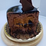 Patisserie Ravi,e relier - ムースは2層、さらにその中央の黒っぽいのは強めの苦味のキャラメルソース。これが絶妙なアクセント！