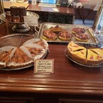 Patisserie Ravi,e relier - 左から、タルト、クロワッサン、キッシュ。