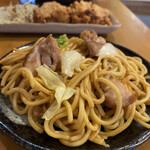 悠悠 - じじゃーん！鶏肉がたっぷり入った、名物・ひるぜん焼きそば！ジンギスカンのタレと濃厚な味噌ダレが決めてです。