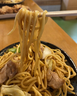 悠悠 - 焼きそばの麺は少し太め。食べごたえがありますね。