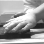 島津 - 親方、女将共に手がとても印象的でした。パーなのにグーに見えるのは私だけでしょうか？　手で隠れているのは人数分の車海老です。