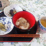 もち処 さのや - ふすべ餅にはきゅうりお漬物となすの揚げ浸しつき。冷茶はセルフサービスミャ