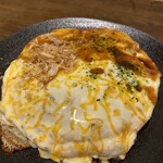 Okonomiyaki Izakaya Mikaduki - 三日月チーズ焼き　特製チーズソースです
