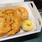 bb.q OLIVE CHICKEN cafe - ...「チキンフィンガーコンボ（880円）」、コールスローサラダ以外キツネ色。。