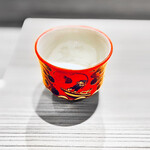 島津 - その女将の見立ての九谷のぐい呑み。バカンスを楽しむ七福神が描かれています。手前は釣りを楽しむ大黒様ですね。見えませんが器の中でも２柱遊んでいました。